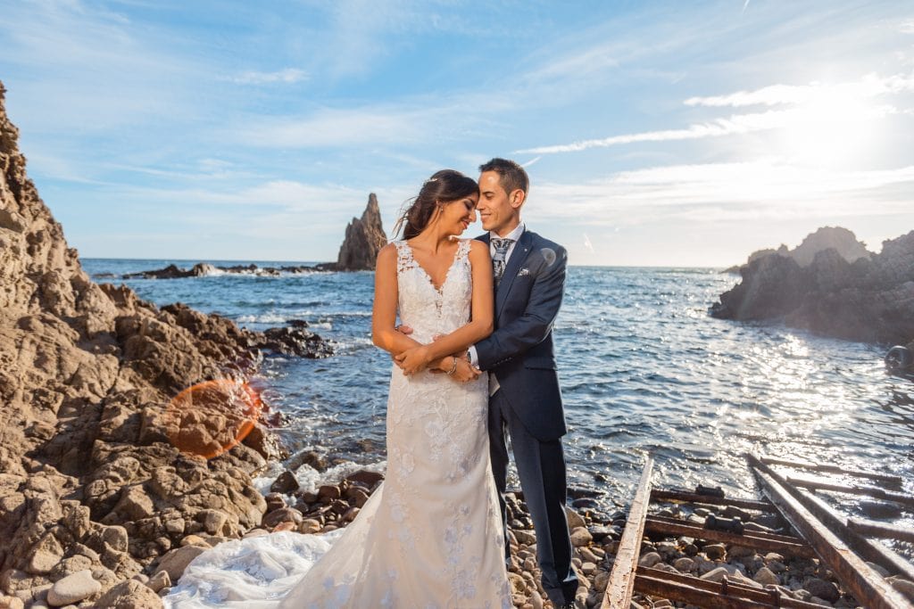 La pareja en su post boda posando junto al arrecife de las sirenas en Cabo de Gata (Almería)