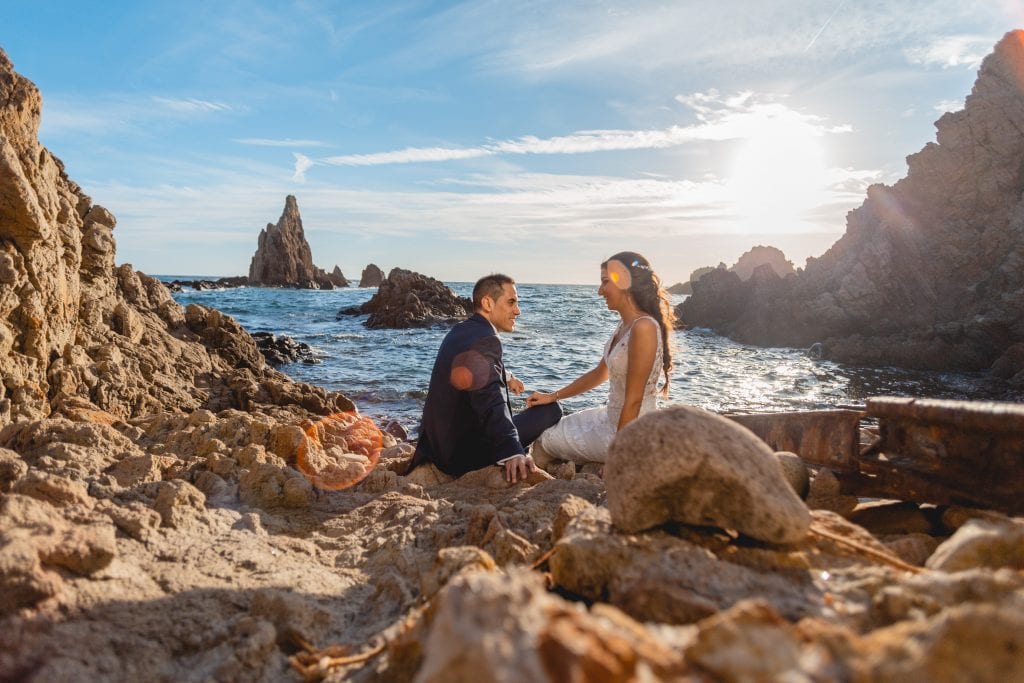 La pareja en su post boda posando junto al arrecife de las sirenas en Cabo de Gata (Almería)